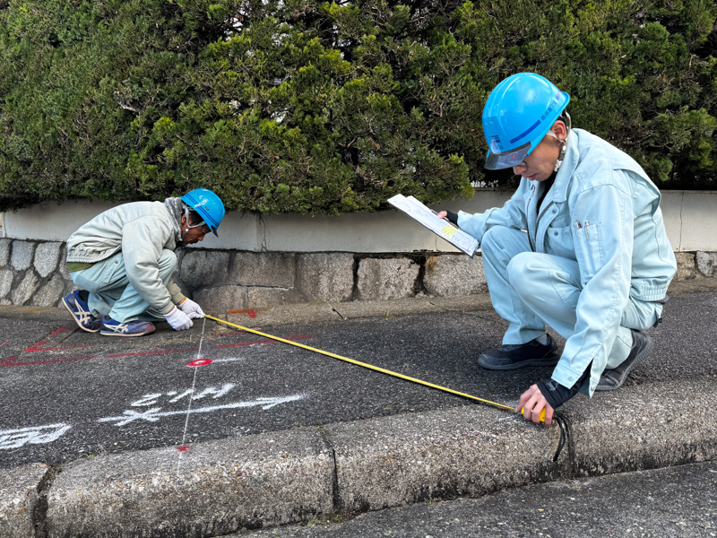 側溝補修の前に測量を行っています