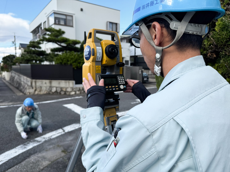 トータルステーションで測量を行っています